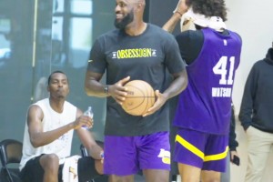 晃了全世界！老詹宣布完決定2后首現(xiàn)身，笑容滿面進行訓(xùn)練??