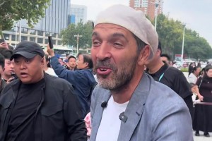 看看是誰(shuí)來(lái)中國(guó)了？知道的是布馮，不知道的還以為是賣燒餅的??