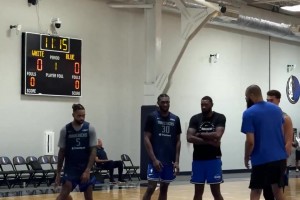 錢德勒指導(dǎo)拉塞爾和鮑威爾吃餅，新賽季獨行俠你覺得西部第幾？