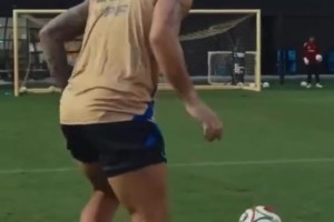 勞塔羅訓(xùn)練場秀射術(shù)！網(wǎng)友調(diào)侃：看來今天上場的又是馬丁內(nèi)斯??