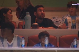 悠閑自在??！梅西一家看臺(tái)觀眾阿根廷友誼賽