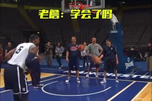 詹姆斯現(xiàn)場教學(xué)杜蘭特勾手投籃，場面很歡樂??