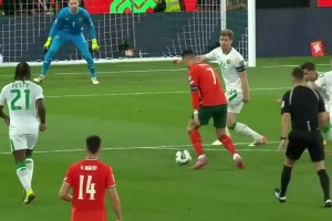 B席這打門(mén)太抽象了！C羅遠(yuǎn)射擊中立柱，B席補(bǔ)射空門(mén)竟打偏了！