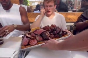 這肉看著可真香??！巴特勒追夢(mèng)小佩頓一起吃飯！