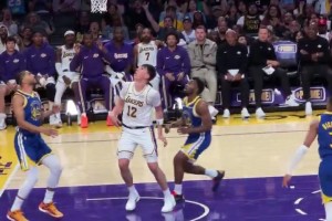 拉拉維亞上空籃兩次不中，幸虧后面補進(jìn)！老詹從想抱頭變鼓掌??