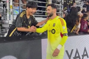 人氣不俗！洛里與洛杉磯的球迷們合影！