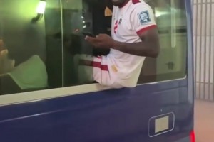 條件有限！佛得角球員們擠在一輛中巴車?yán)飸c祝晉級(jí)世界杯??