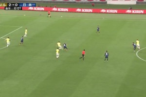 演都不演了故意送？布魯諾禁區(qū)離譜送禮，南野拓實(shí)破門扳回一城