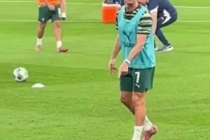 有難度的！熱身時C羅向球迷展示高空停球，穩(wěn)穩(wěn)停下 小裝一波??