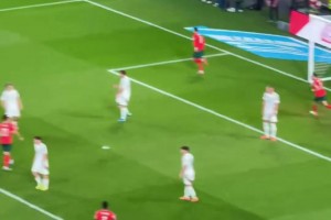 從哪竄出來的??球迷實拍C羅第二球，防守球員一點反應沒有