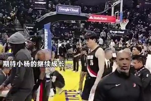 今日再戰(zhàn)可圈可點！楊瀚森此前首秀打勇士賽后，滿臉失落離開球場