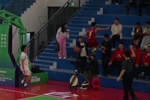 希望球員們離籃筐近一點(diǎn)，但離觀眾“遠(yuǎn)”一點(diǎn)??注意剎車...