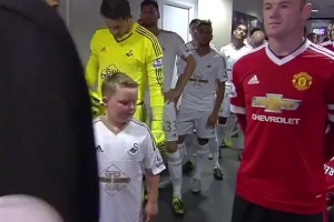 當(dāng)斯旺西球童見到魯尼：哇！魯尼，活的??