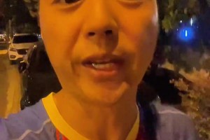 打是親罵是愛(ài)！網(wǎng)友曬國(guó)安申花泰山球迷間三十年的“老感情”??