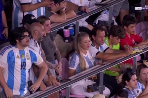 阿根廷友誼賽上驚現身材豐滿的女球迷，這身材打幾分??