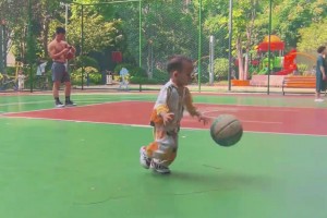 2歲小孩哥運(yùn)球上籃，這一看就是沒忘干凈啊??????