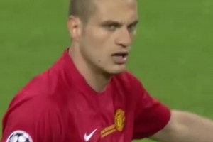 維迪奇在歐冠決賽對(duì)切爾西的比賽中上演大師級(jí)防守。他鎖住德羅巴