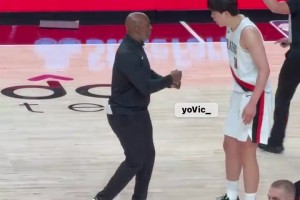 英語有長進??！比盧普斯暫停單獨指導，楊瀚森與其交流&點頭附和