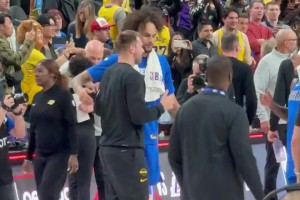 還是很愛??東契奇與獨(dú)行俠前隊(duì)友一一擁抱談心，與濃眉有說有笑