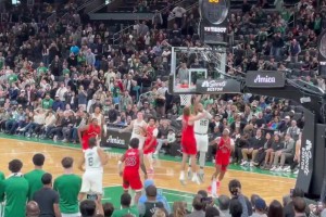 季前賽這么刺激的??綠軍中鋒蒂爾曼拋投絕殺猛龍！主場燃炸了！