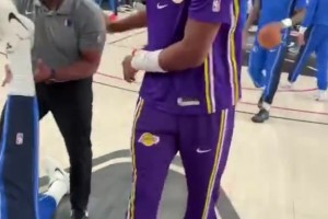 湖人前隊友！八村賽前整活濃眉，后者在比賽中給了其一個大帽！