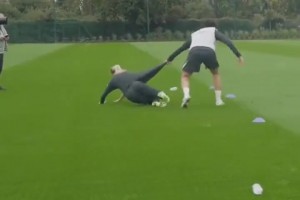 美顏一點也不憐香惜玉??！訓練賽撞飛女足隊員，特里直呼黃牌