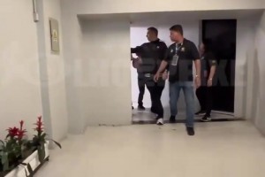 始終是球迷們的心頭好！桑托斯球迷為內(nèi)馬爾加油打氣！