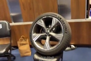 76人是真會欺負新秀啊，車里塞滿爆米花就算了，還把車胎拆了