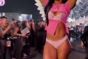 這是要改行當(dāng)模特？安吉爾-里斯參加維秘內(nèi)衣秀 這造型如何？??