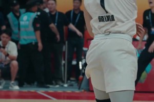 這個搶斷神兵天降，觀眾和隊員的歡呼的氛圍拉滿了...