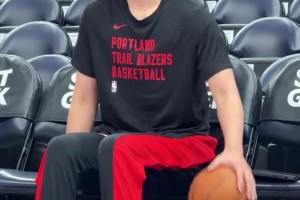 無(wú)時(shí)無(wú)刻不在練習(xí)??楊瀚森坐在板凳席上，還一直在運(yùn)球找球感~