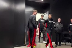 開拓者這賽前動(dòng)員有流程的~楊瀚森與克林根擊掌碰肩，眾人圍一圈