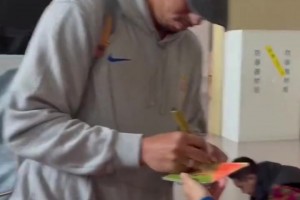 寵粉時刻！克雷桑給球迷們簽名，表情認真