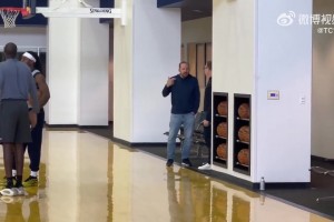 啥情況？錫伯杜連續(xù)兩天出現(xiàn)在雷霆訓(xùn)練場(chǎng)，并與普雷斯蒂交流！