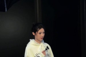 臺上臺下都是亮點?。∽孔R參加上海時裝秀活動 走到哪都是風(fēng)景線