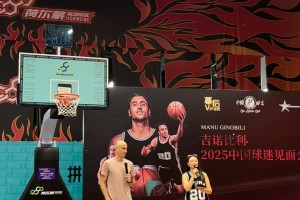 48歲的吉諾比利中國行活動，旁邊的女主持人小姐姐有點好看哦！