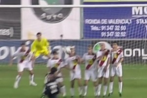 騙過防守！卡洛斯和菲戈上演任意球聲東擊西！