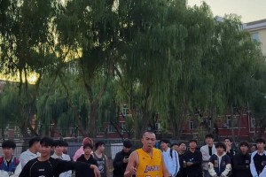 垃圾話還很多！一位科比粉絲進校園1v1零封化工大學隊長！