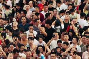 確實(shí)挺能打！野球場(chǎng)肘姐：做我的敵人你能撐多久？??