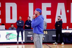 在湖人曾是冠軍教頭！獨(dú)行俠內(nèi)部訓(xùn)練，助教沃格爾發(fā)表講話