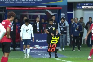 她來了?！吧友們期待的蘇超牛仔褲小姐姐終于出現(xiàn)在鏡頭里