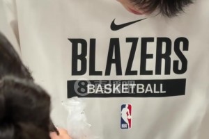 被團(tuán)團(tuán)圍??！楊瀚森為小球迷DIY甜品，涂醬涂得很認(rèn)真~