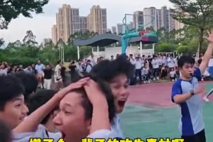 這哪里是投進(jìn)超遠(yuǎn)三分？這是能讓自己吹一輩子的素材！??