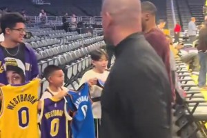 啊這！威少給小球迷簽了雷霆和火箭球衣，略過了湖人球衣??