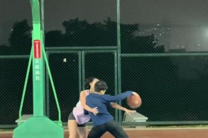 小伙子強(qiáng)打小姐姐毫不留情，這就是傳說(shuō)中的西格瑪男人？????