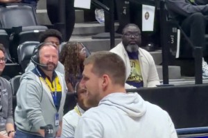 在球迷一片“MVP”的呼喊聲中，約基奇給大家表演了一記勉扣??