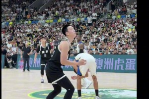 忍不住笑了！胡明軒想要分球外線，結(jié)果直接砸對手腦袋上??