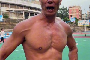 人稱白眉戰(zhàn)神！60多歲大爺一身肌肉酷愛打籃球