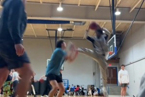 外國(guó)野球場(chǎng)驚現(xiàn)佛山無(wú)影腳，難道功夫籃球真的有搞頭？????