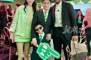 逆天大長腿搶鏡！綠軍股東何猷君出席球隊慈善晚宴 與西蒙斯合影